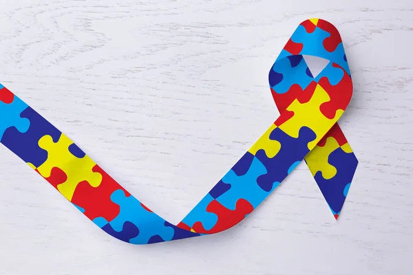 Всемирный День Осознания Аутизма Красочная Лента Пазл Белом Деревянном Фоне — стоковое фото