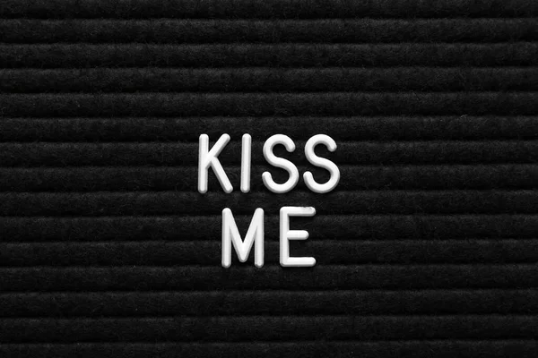 Phrase Kiss Black Textured Surface —  Fotos de Stock