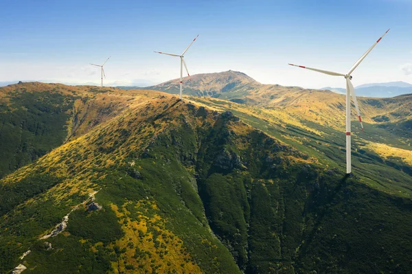 Moderne Windkraftanlagen Den Bergen Sonnigen Tagen Alternative Energiequelle — Stockfoto