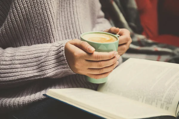 Mujer Con Taza Libro Lectura Café Casa Primer Plano — Foto de Stock