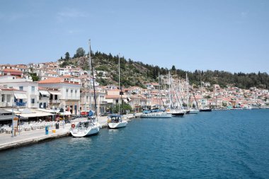 Güneşli bir günde tekneli güzel bir sahil kenti manzarası.