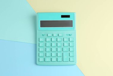 Renk arkaplanı, üst görünüm üzerinde modern hesap makinesi