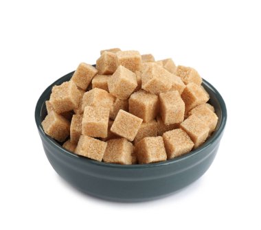 Beyaz üzerine izole edilmiş kahverengi şeker küpleriyle kase