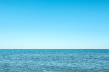 Güneşli bir günde güzel deniz manzarası