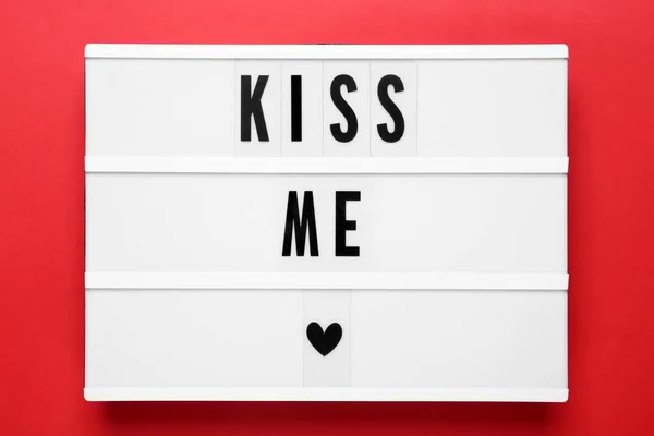Caixa Luz Com Frase Kiss Fundo Vermelho Vista Superior — Fotografia de Stock