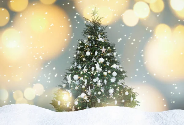 Beautifully Decorated Christmas Tree Snow Light Background Bokeh Effect — Stock fotografie