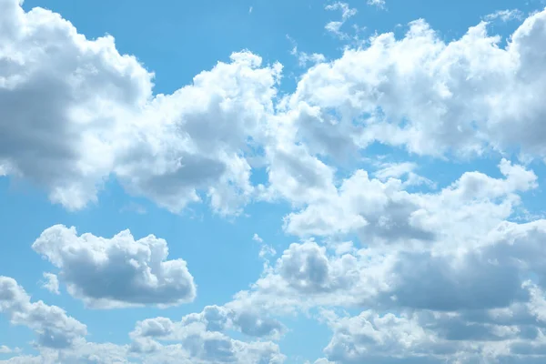 Прекрасный Вид Голубое Небо Пушистыми Облаками — стоковое фото