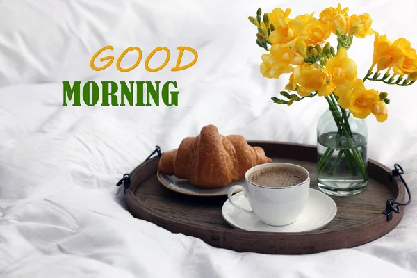 Доброе Утро Чашка Кофе Круассан Цветы Кровати — стоковое фото