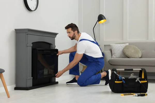 Técnico Profesional Instalando Chimenea Eléctrica Habitación —  Fotos de Stock