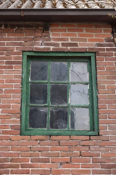 Старое Окно Зеленой Рамой Здании Открытом Воздухе — стоковое фото