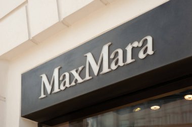 Warshaw, Polonya - 14 Mayıs 2022: Max Mara Moda Mağazası