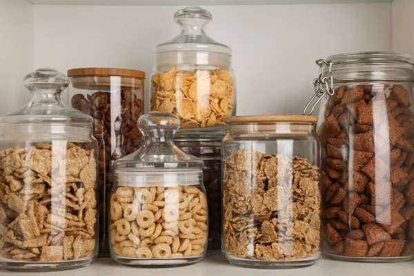 Recipientes Vidro Com Diferentes Cereais Pequeno Almoço Prateleira — Fotografia de Stock