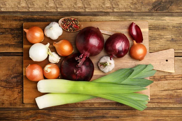 Fresh Onion Bulbs Leeks Garlic Peppers Mix Wooden Table Top — Foto de Stock