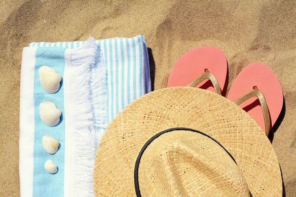 Straw Hat Beach Towel Seashells Flip Flops Sand Flat Lay — Stockfoto