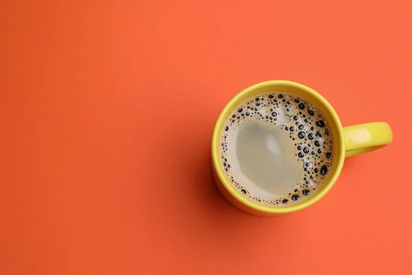 Yellow Mug Freshly Brewed Hot Coffee Orange Background Top View — Stock Fotó