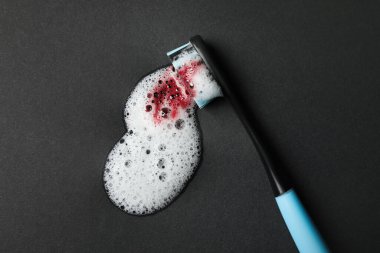 Diş fırçası yapıştırıcılı ve siyah arka planda kan, üst manzara. Sakız iltihabı