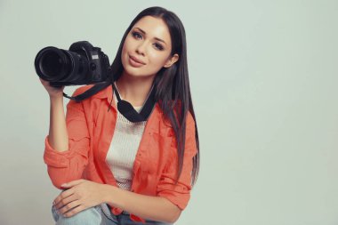 Arka planda kamera olan profesyonel bir fotoğrafçı.