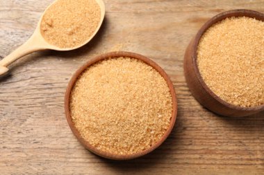 Tahta masanın üzerinde kahverengi şekerli farklı tabaklar, düz yatıyordu.