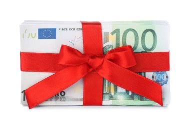 Avro banknotları, beyaza izole edilmiş kırmızı kurdeleyle bağlanmış. Para ve finans