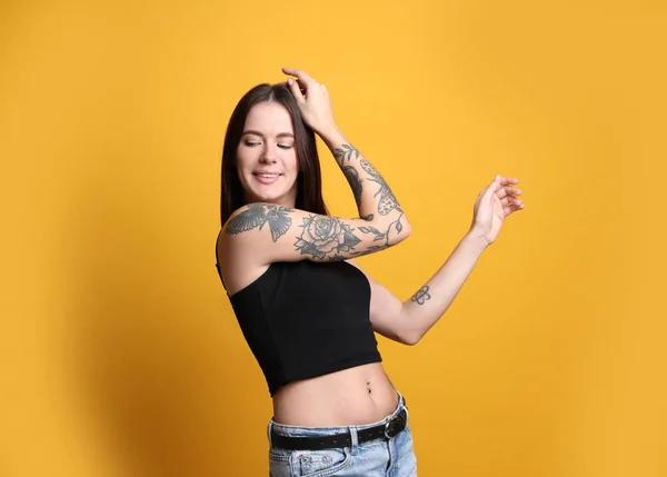 Hermosa Mujer Con Tatuajes Brazos Sobre Fondo Amarillo Espacio Para — Foto de Stock