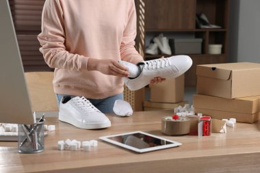 İş yerinde ayakkabı paketleme, yakın plan. Çevrimiçi mağaza