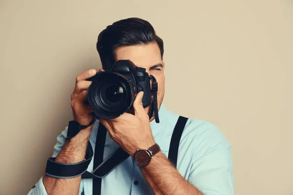 Fotógrafo Profissional Com Câmera Fundo Bege — Fotografia de Stock