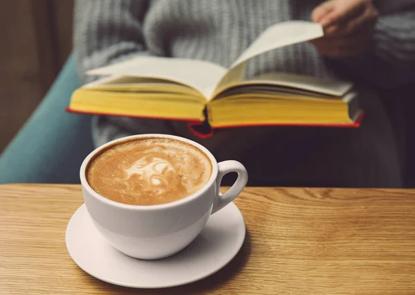 Frau Liest Buch Café Konzentriert Sich Auf Tasse Kaffee — Stockfoto