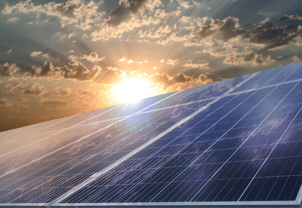 Солнечные панели установлены на открытом воздухе. Альтернативный источник энергии