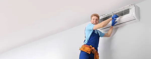 Professionelle Techniker Überprüfen Moderne Klimaanlage Innenräumen Platz Für Text Banner — Stockfoto
