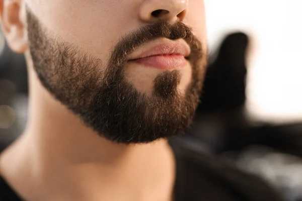 Joven Con Barba Arreglada Barbería Primer Plano — Foto de Stock