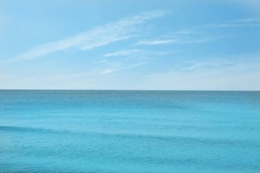 Güneşli bir günde güzel deniz manzarası