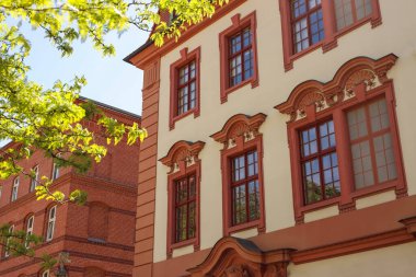 Mavi gökyüzüne karşı güzel eski binalar, alçak açı