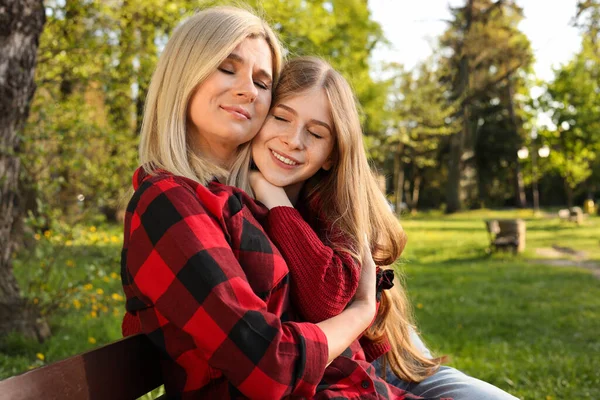 Mutlu Anne Kızıyla Birlikte Güneşli Bir Günde Parkta Vakit Geçiriyor — Stok fotoğraf