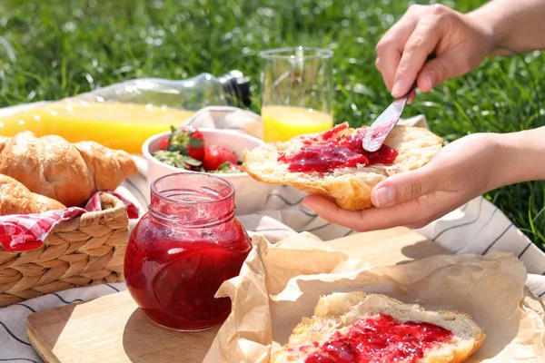 Frau Verteilt Marmelade Auf Croissant Freien Nahaufnahme Sommerpicknick — Stockfoto