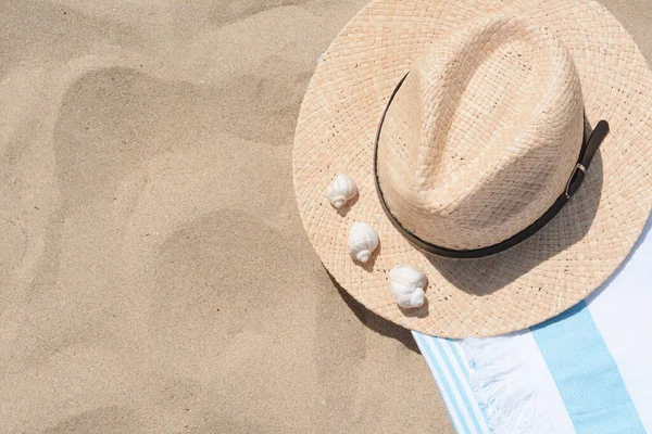 Sombrero Paja Con Conchas Marinas Toalla Playa Sobre Arena Vista —  Fotos de Stock