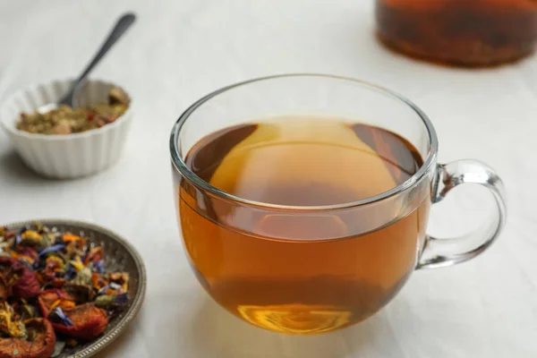 Tasse Thé Fraîchement Infusé Herbes Séchées Baies Sur Table Blanche — Photo