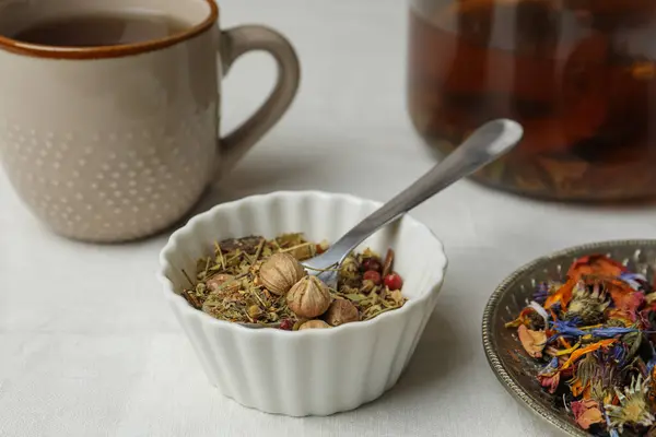 Aromatische Getrocknete Kräuter Und Beeren Für Tee Auf Weißem Tisch — Stockfoto