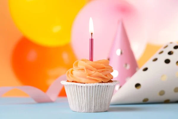 Sabroso Cupcake Cumpleaños Con Velas Sombreros Fiesta Mesa Azul Claro —  Fotos de Stock