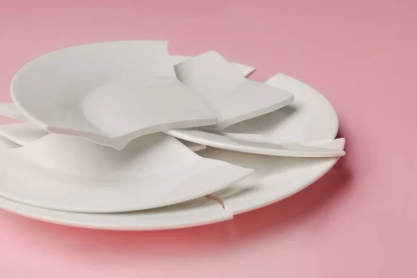 Pieces Broken Ceramic Plate Pink Background Closeup — Stok fotoğraf
