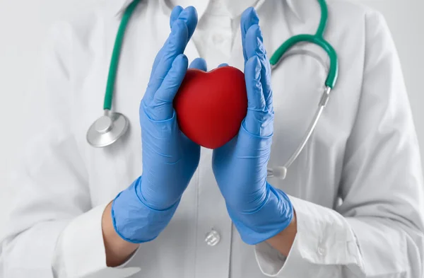 医生与听诊器和红心白色背景 心脏科概念 — 图库照片