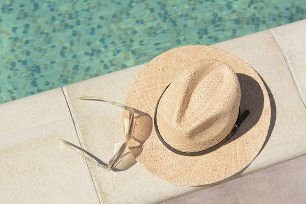 Chapeau Élégant Lunettes Soleil Près Piscine Extérieure Par Une Journée — Photo