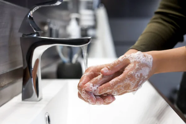 Vrouw Wassen Handen Badkamer Closeup Uitzicht — Stockfoto