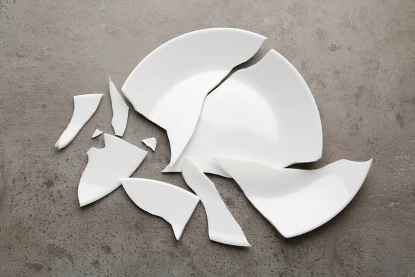 Pieces Broken Ceramic Plate Grey Table Flat Lay — 스톡 사진