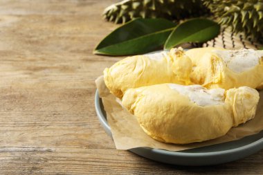 Tahta masada taze olgun durian tabağı. Metin için boşluk