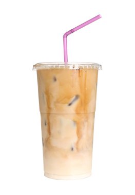 Plastik bardakla soğuk kahve ve beyaz arka planda saman.