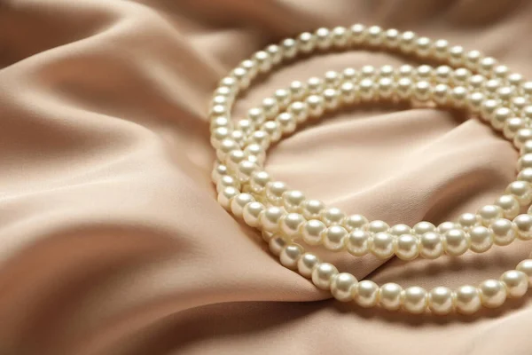 Elegante Halskette Mit Perlen Auf Beiger Seide Nahaufnahme Raum Für — Stockfoto