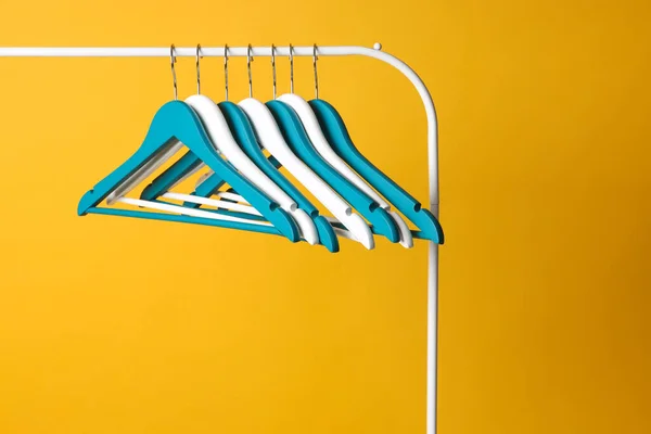 Cintres Vêtements Lumineux Sur Support Métallique Sur Fond Jaune — Photo