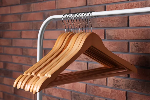 Wooden Clothes Hangers Rack Red Brick Wall — Stockfoto