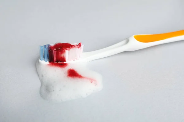 Zahnbürste Mit Paste Und Blut Auf Weißem Hintergrund Nahaufnahme Zahnfleischentzündung — Stockfoto