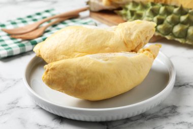 Beyaz mermer masada taze olgun durian tabağı.